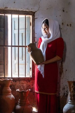 Vietnam 'ın Ninh Thuan bölgesindeki Phan Rang şehrindeki Bau Truc çömlek köyündeki Cham etnik kız portresi. İnsanlar ve seyahat kavramı.
