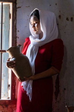 Vietnam 'ın Ninh Thuan bölgesindeki Phan Rang şehrindeki Bau Truc çömlek köyündeki Cham etnik kız portresi. İnsanlar ve seyahat kavramı.