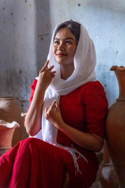 Vietnam 'ın Ninh Thuan bölgesindeki Phan Rang şehrindeki Bau Truc çömlek köyündeki Cham etnik kız portresi. İnsanlar ve seyahat kavramı.