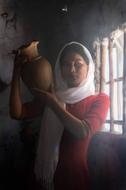 Vietnam 'ın Ninh Thuan bölgesindeki Phan Rang şehrindeki Bau Truc çömlek köyündeki Cham etnik kız portresi. İnsanlar ve seyahat kavramı.