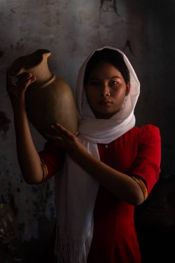Vietnam 'ın Ninh Thuan bölgesindeki Phan Rang şehrindeki Bau Truc çömlek köyündeki Cham etnik kız portresi. İnsanlar ve seyahat kavramı.
