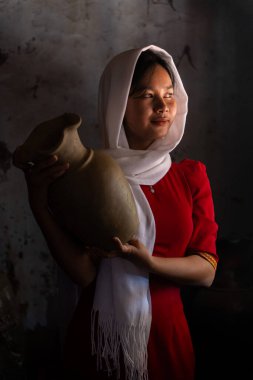 Vietnam 'ın Ninh Thuan bölgesindeki Phan Rang şehrindeki Bau Truc çömlek köyündeki Cham etnik kız portresi. İnsanlar ve seyahat kavramı.