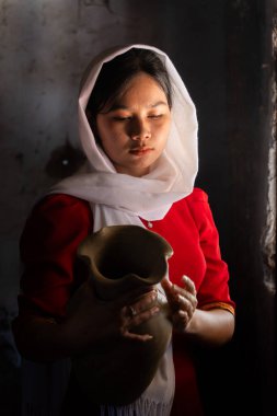 Vietnam 'ın Ninh Thuan bölgesindeki Phan Rang şehrindeki Bau Truc çömlek köyündeki Cham etnik kız portresi. İnsanlar ve seyahat kavramı.