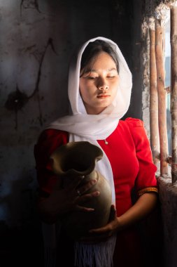 Vietnam 'ın Ninh Thuan bölgesindeki Phan Rang şehrindeki Bau Truc çömlek köyündeki Cham etnik kız portresi. İnsanlar ve seyahat kavramı.