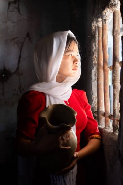 Vietnam 'ın Ninh Thuan bölgesindeki Phan Rang şehrindeki Bau Truc çömlek köyündeki Cham etnik kız portresi. İnsanlar ve seyahat kavramı.