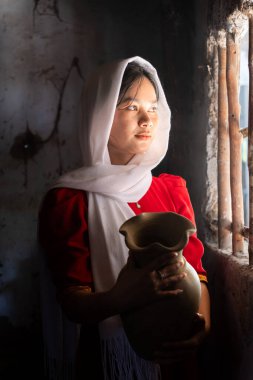 Vietnam 'ın Ninh Thuan bölgesindeki Phan Rang şehrindeki Bau Truc çömlek köyündeki Cham etnik kız portresi. İnsanlar ve seyahat kavramı.