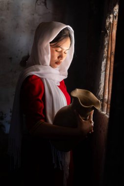 Vietnam 'ın Ninh Thuan bölgesindeki Phan Rang şehrindeki Bau Truc çömlek köyündeki Cham etnik kız portresi. İnsanlar ve seyahat kavramı.