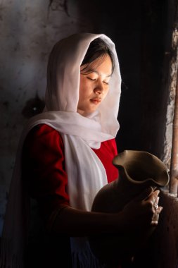 Vietnam 'ın Ninh Thuan bölgesindeki Phan Rang şehrindeki Bau Truc çömlek köyündeki Cham etnik kız portresi. İnsanlar ve seyahat kavramı.