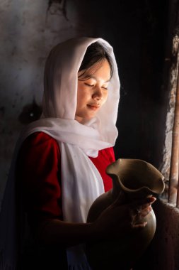 Vietnam 'ın Ninh Thuan bölgesindeki Phan Rang şehrindeki Bau Truc çömlek köyündeki Cham etnik kız portresi. İnsanlar ve seyahat kavramı.
