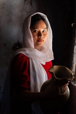 Vietnam 'ın Ninh Thuan bölgesindeki Phan Rang şehrindeki Bau Truc çömlek köyündeki Cham etnik kız portresi. İnsanlar ve seyahat kavramı.