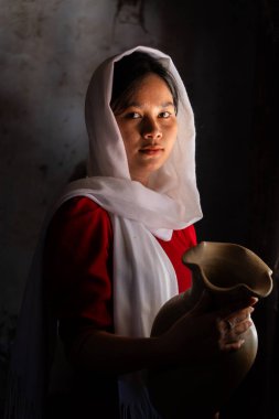 Vietnam 'ın Ninh Thuan bölgesindeki Phan Rang şehrindeki Bau Truc çömlek köyündeki Cham etnik kız portresi. İnsanlar ve seyahat kavramı.