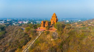 Cham Kulelerinin havadan görünüşü, Po Klong Garai, Ninh Thuan bölgesi, Vietnam. Seyahat ve manzara konsepti