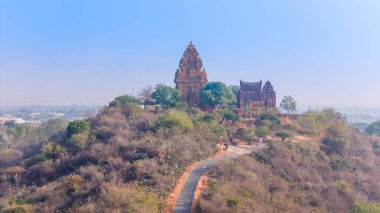 Cham Kulelerinin havadan görünüşü, Po Klong Garai, Ninh Thuan bölgesi, Vietnam. Seyahat ve manzara konsepti