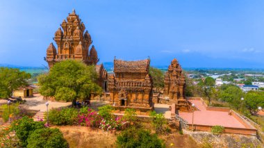 Cham Kulelerinin havadan görünüşü, Po Klong Garai, Ninh Thuan bölgesi, Vietnam. Seyahat ve manzara konsepti