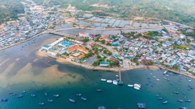 Vinh Hy körfezi, Nui Chua ulusal parkı, Ninh Thuan bölgesi, Vietnam. Seyahat ve manzara konsepti