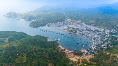 Vinh Hy körfezi, Nui Chua ulusal parkı, Ninh Thuan bölgesi, Vietnam. Seyahat ve manzara konsepti