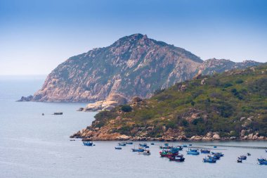 Vinh Hy körfezi manzaralı, Nui Chua ulusal parkı, Ninh Thuan bölgesi, Vietnam. Seyahat ve manzara konsepti