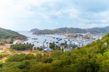 Vinh Hy körfezi manzaralı, Nui Chua ulusal parkı, Ninh Thuan bölgesi, Vietnam. Seyahat ve manzara konsepti