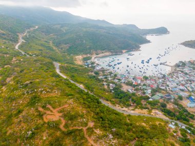 Vinh Hy körfezi, Nui Chua ulusal parkı, Ninh Thuan bölgesi, Vietnam. Seyahat ve manzara konsepti