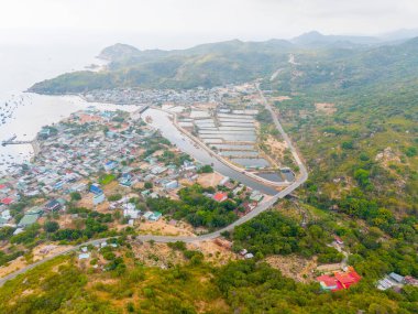 Vinh Hy körfezi, Nui Chua ulusal parkı, Ninh Thuan bölgesi, Vietnam. Seyahat ve manzara konsepti