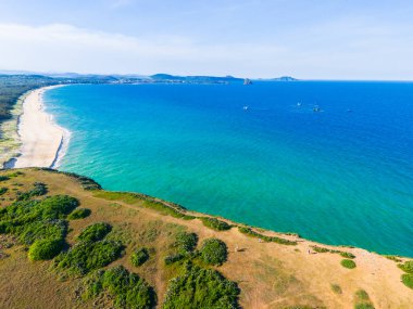 Phu Yen vilayetindeki Bai Xep plajının havadan görüntüsü, Vietnam. Tepeden tırnağa tropik bir sahil. Vietnam 'a seyahat, altın kumsal, deniz kayaları sallanıyor. Seyahat ve manzara konsepti