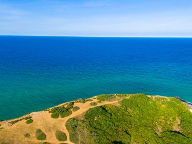 Phu Yen vilayetindeki Bai Xep plajının havadan görüntüsü, Vietnam. Tepeden tırnağa tropik bir sahil. Vietnam 'a seyahat, altın kumsal, deniz kayaları sallanıyor. Seyahat ve manzara konsepti