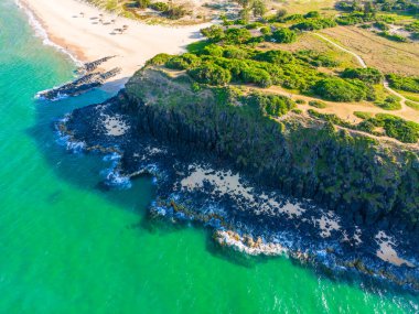 Phu Yen vilayetindeki Bai Xep plajının havadan görüntüsü, Vietnam. Tepeden tırnağa tropik bir sahil. Vietnam 'a seyahat, altın kumsal, deniz kayaları sallanıyor. Seyahat ve manzara konsepti