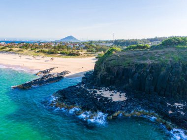 Phu Yen vilayetindeki Bai Xep plajının havadan görüntüsü, Vietnam. Tepeden tırnağa tropik bir sahil. Vietnam 'a seyahat, altın kumsal, deniz kayaları sallanıyor. Seyahat ve manzara konsepti