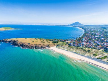 Phu Yen vilayetindeki Bai Xep plajının havadan görüntüsü, Vietnam. Tepeden tırnağa tropik bir sahil. Vietnam 'a seyahat, altın kumsal, deniz kayaları sallanıyor. Seyahat ve manzara konsepti