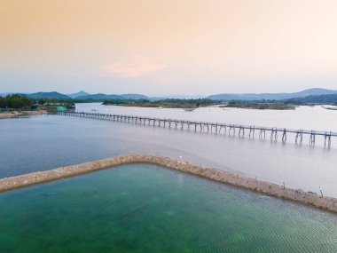 Ong Cop köprüsü ya da Vietnam 'ın Chi Thanh bölgesindeki en uzun tahta köprüsü, Phu Yen bölgesi, Vietnam. Seyahat ve manzara konsepti.