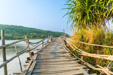 Ong Cop köprüsü ya da Vietnam 'ın Chi Thanh bölgesindeki en uzun tahta köprüsü, Phu Yen bölgesi, Vietnam. Seyahat ve manzara konsepti.
