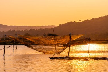 Ong Polis köprüsü veya Vietnam 'ın Phu Yen bölgesindeki en uzun tahta köprüsü olan Tiger Wood Köprüsü yakınlarındaki Phu Ngan' da balık ağı görüntüsü. Seyahat ve manzara konsepti.