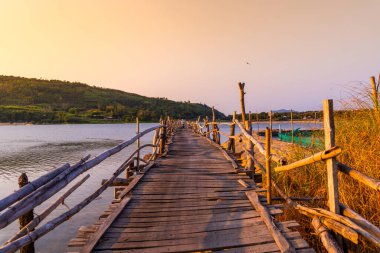 Ong Cop köprüsü ya da Vietnam 'ın Chi Thanh bölgesindeki en uzun tahta köprüsü, Phu Yen bölgesi, Vietnam. Seyahat ve manzara konsepti.