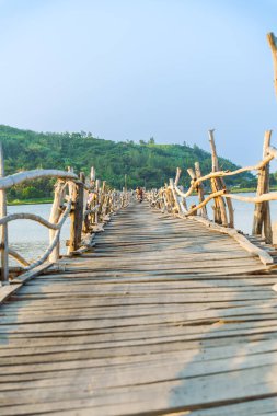 Ong Cop köprüsü ya da Vietnam 'ın Chi Thanh bölgesindeki en uzun tahta köprüsü, Phu Yen bölgesi, Vietnam. Seyahat ve manzara konsepti.