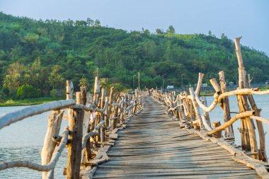 Ong Cop köprüsü ya da Vietnam 'ın Chi Thanh bölgesindeki en uzun tahta köprüsü, Phu Yen bölgesi, Vietnam. Seyahat ve manzara konsepti.