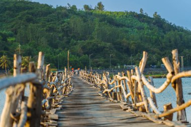 Ong Cop köprüsü ya da Vietnam 'ın Chi Thanh bölgesindeki en uzun tahta köprüsü, Phu Yen bölgesi, Vietnam. Seyahat ve manzara konsepti.