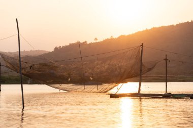Ong Polis köprüsü veya Vietnam 'ın Phu Yen bölgesindeki en uzun tahta köprüsü olan Tiger Wood Köprüsü yakınlarındaki Phu Ngan' da balık ağı görüntüsü. Seyahat ve manzara konsepti.