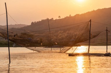 Ong Polis köprüsü veya Vietnam 'ın Phu Yen bölgesindeki en uzun tahta köprüsü olan Tiger Wood Köprüsü yakınlarındaki Phu Ngan' da balık ağı görüntüsü. Seyahat ve manzara konsepti.