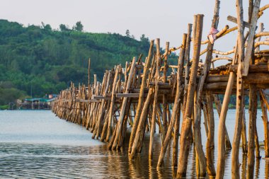 Ong Cop köprüsü ya da Vietnam 'ın Chi Thanh bölgesindeki en uzun tahta köprüsü, Phu Yen bölgesi, Vietnam. Seyahat ve manzara konsepti.