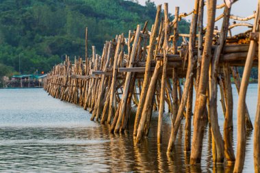 Ong Cop köprüsü ya da Vietnam 'ın Chi Thanh bölgesindeki en uzun tahta köprüsü, Phu Yen bölgesi, Vietnam. Seyahat ve manzara konsepti.