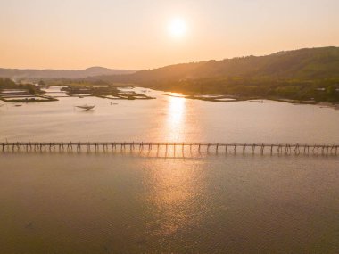 Ong Cop köprüsü ya da Vietnam 'ın Chi Thanh bölgesindeki en uzun tahta köprüsü, Phu Yen bölgesi, Vietnam. Seyahat ve manzara konsepti.