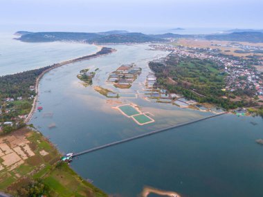 Ong Cop köprüsü ya da Vietnam 'ın Chi Thanh bölgesindeki en uzun tahta köprüsü, Phu Yen bölgesi, Vietnam. Seyahat ve manzara konsepti.