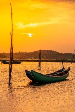 Günbatımında O Loan lagünbatımında Phu Yen, Vietnam 'da geleneksel tekneler. Seyahat ve manzara konsepti