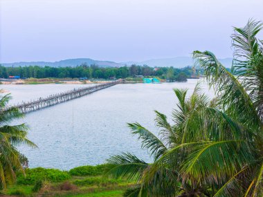 Ong Cop köprüsü ya da Vietnam 'ın Chi Thanh bölgesindeki en uzun tahta köprüsü, Phu Yen bölgesi, Vietnam. Seyahat ve manzara konsepti.