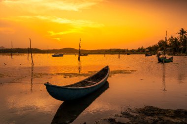 Günbatımında O Loan lagünbatımında Phu Yen, Vietnam 'da geleneksel tekneler. Seyahat ve manzara konsepti