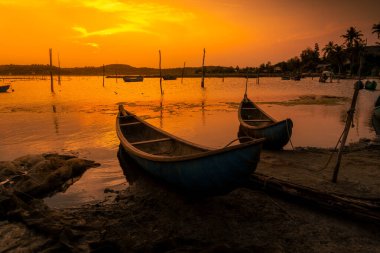 Günbatımında O Loan lagünbatımında Phu Yen, Vietnam 'da geleneksel tekneler. Seyahat ve manzara konsepti