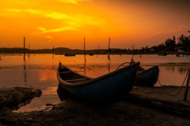 Günbatımında O Loan lagünbatımında Phu Yen, Vietnam 'da geleneksel tekneler. Seyahat ve manzara konsepti