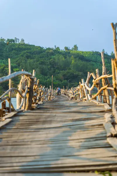 Ong Cop köprüsü ya da Vietnam 'ın Chi Thanh bölgesindeki en uzun tahta köprüsü, Phu Yen bölgesi, Vietnam. Seyahat ve manzara konsepti.