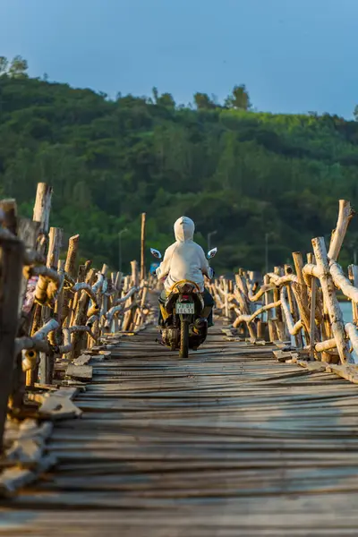 Ong Cop köprüsü ya da Vietnam 'ın Chi Thanh bölgesindeki en uzun tahta köprüsü, Phu Yen bölgesi, Vietnam. Seyahat ve manzara konsepti.