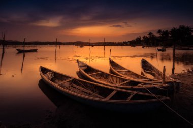 Günbatımında O Loan lagünbatımında Phu Yen, Vietnam 'da geleneksel tekneler. Seyahat ve manzara konsepti